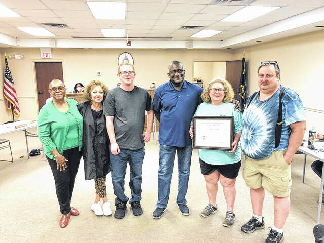 128656528_web1_6-30-22-Ross-Family-recognition
The Ross family was recognized at the June 21 Bennettsville City Council meeting with a Citizens Award. From left is Mayor Dr. Carolyn Prince, District 4 Council member Jean Quick, Chris Ross, District 5 County Council member Tyron Abraham, Juanita Ross, and Gregory Ross.
Photo courtesy of Tyron Abraham