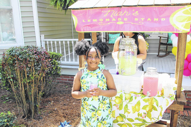 129531118_web1_4-28-22-Lemonade-Niah
In April of 2021, Niah Joye gave away free lemonade to support the Pee Dee Coalition. Donations given to her helped raise funds for the prevention of child abuse. She will have her lemonade stand at 108 Parsonage Street in Bennettsville, beginning at 2 p.m. on Thursday, April 13.