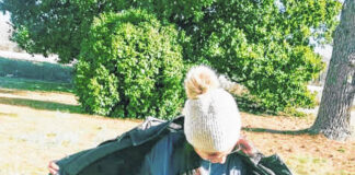 
			
				                                Local artist Courtney Medlin fashionably displays needed donations for her upcoming Art Workshop
                                 Submitted

			
		