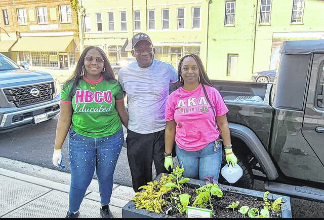 Many volunteers and supporters of the project also came out Saturday to lend a hand, including Mayor Tyron Abraham <em>(center</em>), Main Street Bennettsville Board members, Maria Franqui, Chelsea Carabo and family, Alpha Kappa Alpha Sorority Inc., and Upsilon Sigma Omega Chapter.