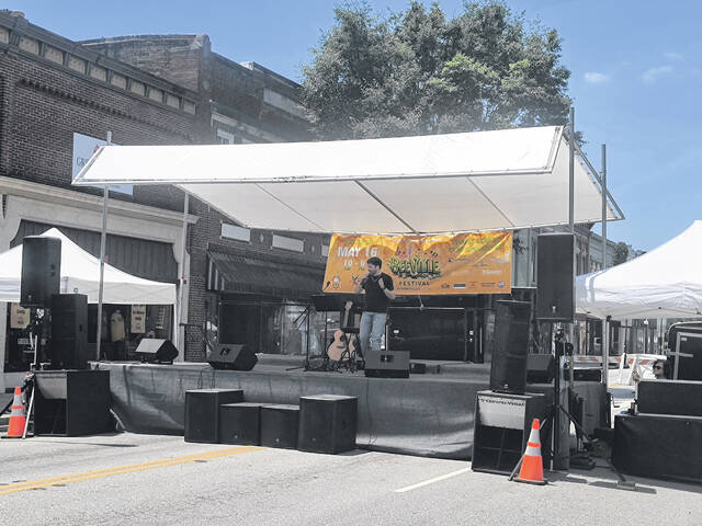 Local favorite Luke Hall takes the stage!
                                 Lauren Monica | Herald- Advocate
