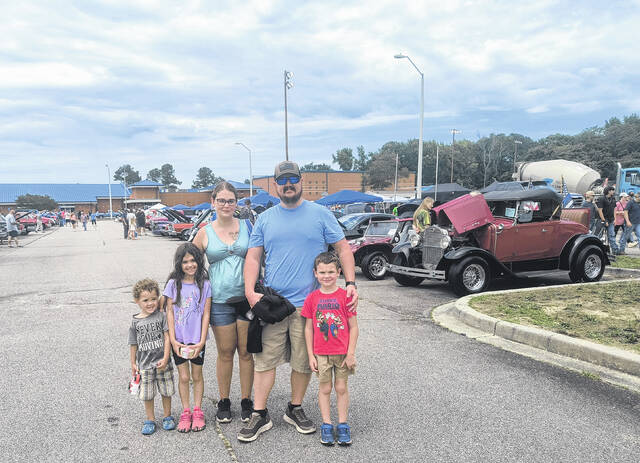 <em>Pictured left to right</em>: Damon, Alexandria, Sierra, Austin Sr. and Austin Jr. Sampson
                                 Lauren Monica | Herald Advocate
